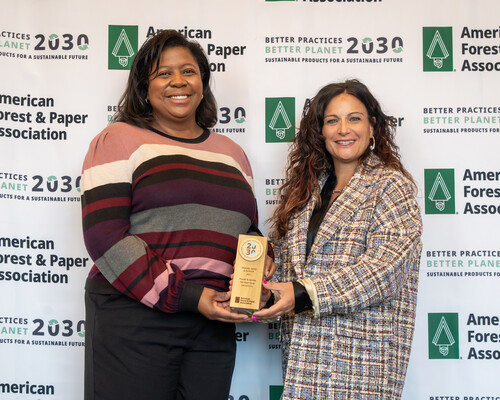 Regina Grey and Tonia Elrod of P&G holding the 2023 sustainability award